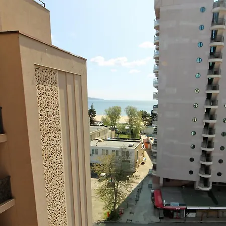 Menada In Royal Apartman