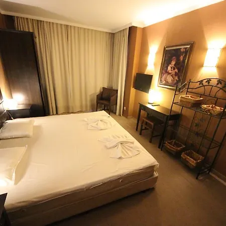 Menada In Royal Apartman *