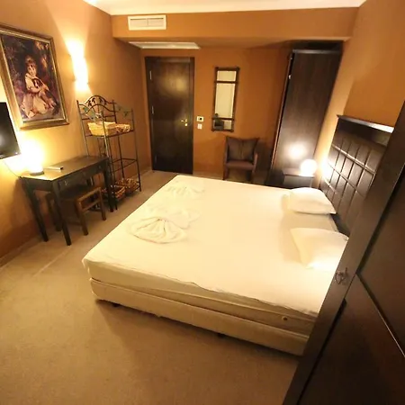 Menada In Royal Apartman