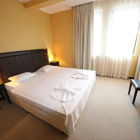 Menada In Royal Apartman *